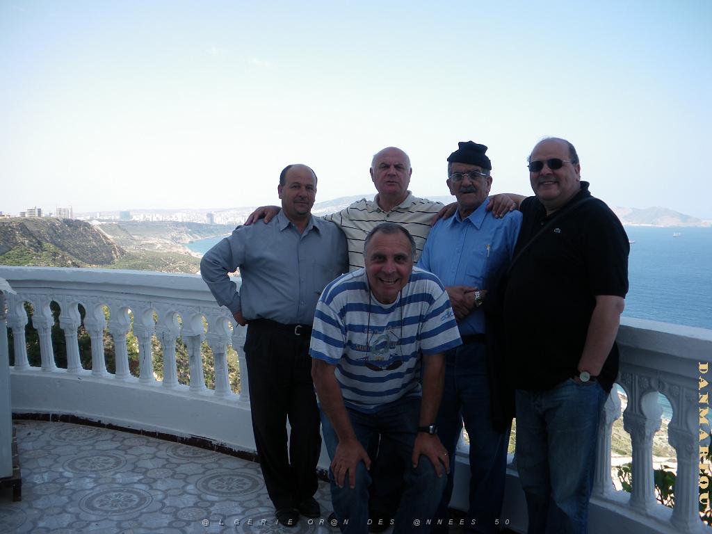 ORAN 2009 accroupi jules-en haut de gauche a droite Chauffeur taxi miloud Rene HAMANIguide RACHID a canastel.JPG